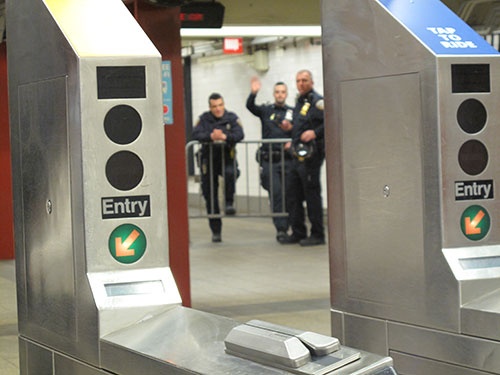グランドセントラル駅から西に3ブロック歩いた場所にある地下鉄の駅「42丁目-ブライアントパーク」では、ニューヨーク市警察（NYPD）の警官たちが警備していた。通常、こうした警備は見ない。カメラを向けると、笑顔で手を振る警官たち。街は静かで普段の騒がしさと比べると不気味だが、こうして人の温かさを感じる場面もある