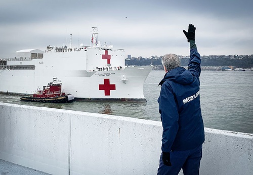ハドソン川を上り、ニューヨーク市マンハッタンの波止場に向かう米海軍の病院船「コンフォート」を出迎えるニューヨークのビル・デブラシオ市長（写真：Michael Appleton/Mayoral Photography Office）