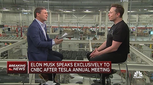 CNBCは看板アンカーのデービッド・フェイバー氏(左)を聞き手に約1時間の特別番組を生放送した。マスク氏は多岐にわたる質問に気さくに応じた(写真:CNBC提供)