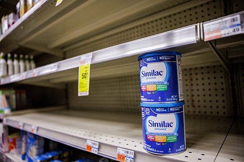 最大手のアボット・ラボラトリーズが生産する粉ミルク「シミラック」は主力工場の閉鎖とリコールで店頭から消えた（写真：AFP/アフロ）