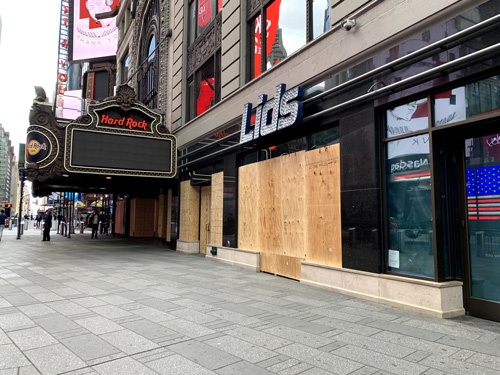 店舗は強奪を恐れてか、木の板で窓ガラスを防御していた