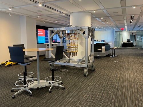 ピカピカの部品は通称「シャンデリア」。同社が開発する量子コンピューターの中枢部のモックアップだ