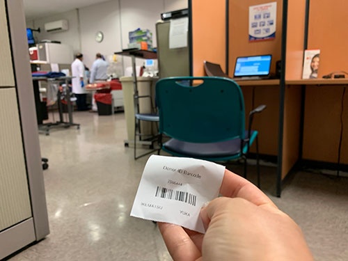 このバーコードで献血の登録者を管理しているようだ。写真奥が献血エリア
