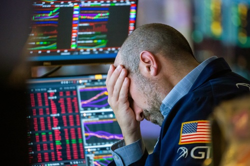 20日、株価が大幅に下落したニューヨーク証券取引所のトレーダー(写真:Bloomberg/Getty Images)