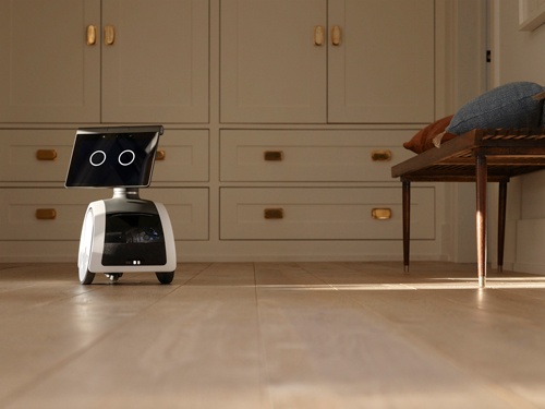 アマゾンが2021年内に米国で発売する小型ロボット「アストロ」。家の中を自動で動き回り室内を監視する。音声AI「アレクサ」によるコミュニケーションも可能だ