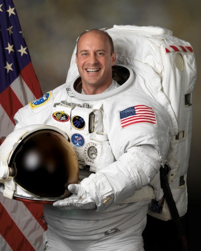 <span class="fontBold">ギャレット・リースマン氏</span><br> 1998年、米航空宇宙局（NASA）の宇宙飛行士に。2008年と10年に国際宇宙ステーション（ISS）に滞在。ISSで日本の実験棟「きぼう」設置にも携わった。11～18年までスペースX勤務。NASAとの橋渡しや、有人宇宙船の打ち上げを準備するチームを率いるディレクター・オブ・スペース・オペレーションズを務めた。現在はスペースX顧問、南カリフォリニア大学教授。