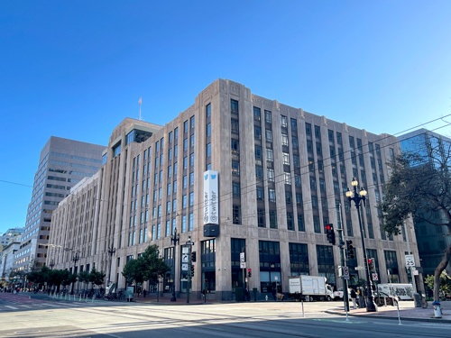 マーケットストリート沿いに建つツイッター本社ビル。右手に少しだけ見えるのがもう1つの細長いビルだ。サンフランシスコ発のテック企業の成長で、この辺りの治安は改善したが、新型コロナウイルスの流行後に再び悪化したという。マーケットの隣のミッションストリートに行くとホームレスの人々があふれていた