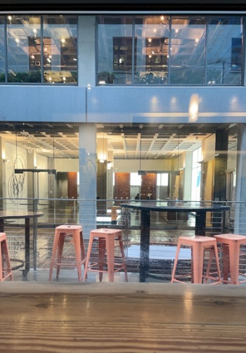 フードコートの椅子に座ると見える景色。正面がメインエントランスだ