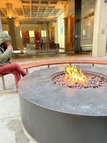 広場は近隣ワーカーの憩いの場所となっている