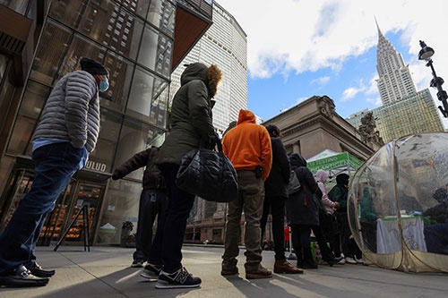 マンハッタンの42丁目にある検査場で列をつくるニューヨーカーたち（写真：ロイター/アフロ）