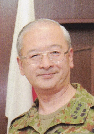 松村五郎(まつむら・ごろう)氏 元陸上自衛隊幹部候補生学校長。1959年生まれ。埼玉県出身。東京大学工学部原子力工学科卒業。戦略論修士(アメリカ陸軍戦略大学)。81年一般幹部候補生(U幹部)として陸上自衛隊入隊。陸上幕僚監部人事部長などを歴任。陸将に昇任し、統合幕僚副長、東北方面総監を経て、2016年退官。陸上自衛隊のイラク派遣では3次群長として現地での指揮にあたった。