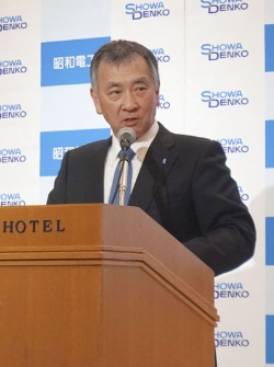 日立化成買収を発表する昭和電工の森川宏平社長(写真:共同通信)