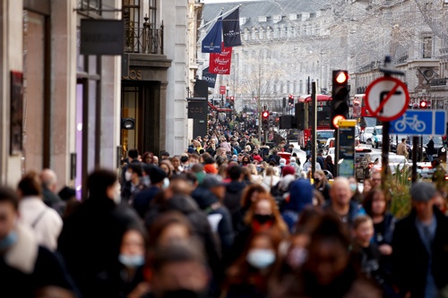 2021年末の英ロンドン市内。新型コロナウイルスの感染者が急増していたが、厳しい行動制限はなく買い物客などでにぎわっていた（写真：AP／アフロ）