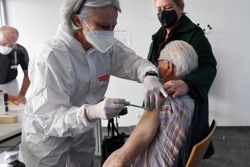 ドイツ企業のビオンテックがワクチンを開発したが、国内では接種が遅れている（写真：ロイター／アフロ）