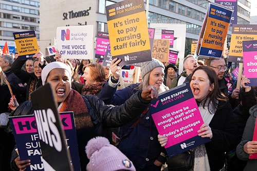 英国では賃上げを求めて看護師たちがストライキを繰り返している（写真：ロイター）