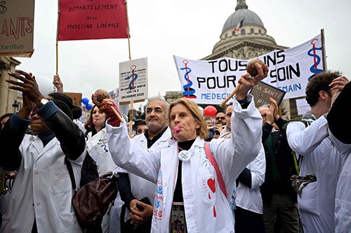 フランスでは22年12月に医師がストライキを実施した（写真：AFP／アフロ）