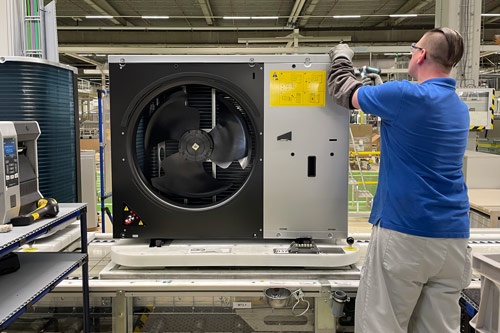ダイキン工業のベルギー・オステンド工場では、ヒートポンプ式暖房給湯器の生産を拡大している
