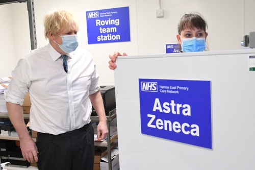 英アストラゼネカの新型コロナウイルスワクチンの接種を視察するジョンソン英首相(写真:代表撮影/ロイター/アフロ)