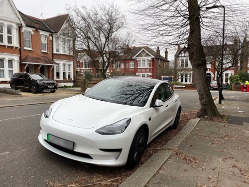 ロンドンではテスラのEVを見かけることが多い
