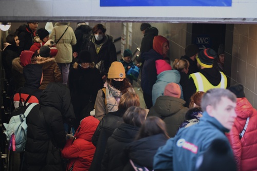 ウクライナからの列車が到着すると、駅構内は難民たちであふれかえる（写真：永川智子）