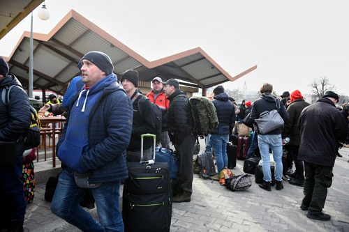 これからウクライナに入国する人々。屈強な男性が多い （写真：永川智子）