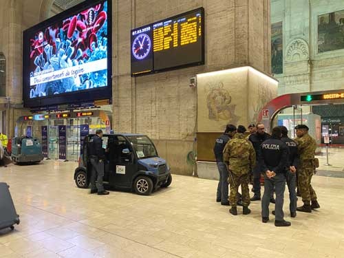 イタリア北部の封鎖に備え、ミラノの駅に集まる軍隊と警察（写真：ロイター/アフロ）