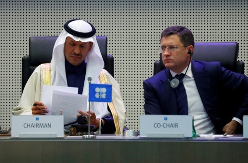 昨年12月の石油輸出国機構（OPEC）プラスの会合で同席するサウジアラビアのエネルギー相（左）とロシアのエネルギー相（右）。3月6日の会合では追加減産交渉が決裂した（写真：ロイター/アフロ）