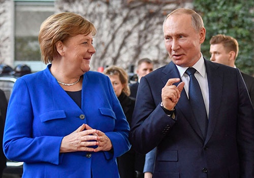2020年1月、ロシアのプーチン大統領と話し合う ドイツのメルケル首相(当時、左)。両国の経済は エネルギーを通じ切り離せない関係となっている。