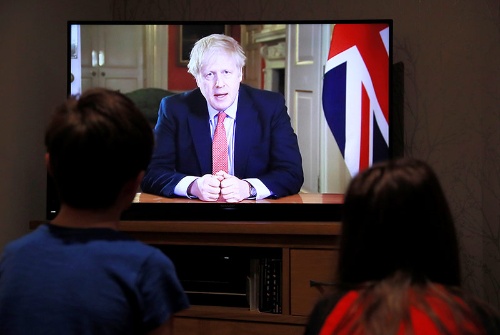 英国のボリス・ジョンソン首相は23日夜、国民にビデオメッセージで外出禁止を求めた（写真：ロイター/アフロ）