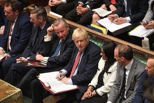 英下院ではジョンソン首相を含め議員たちが密集、密着して議論する。新型コロナの感染拡大で4月21日まで閉鎖する(写真:Jessica Taylor/UK Parliament/ロイター/アフロ)