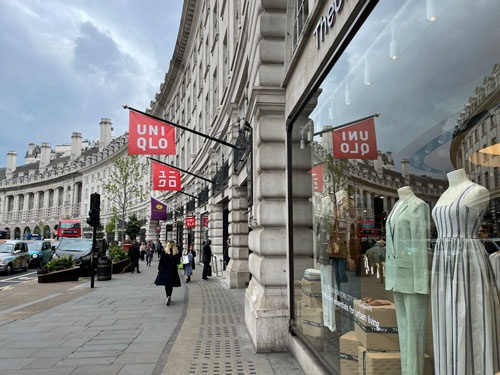4月21日、英ロンドンのショッピング街「リージェント・ストリート」にユニクロの旗艦店がオープンした