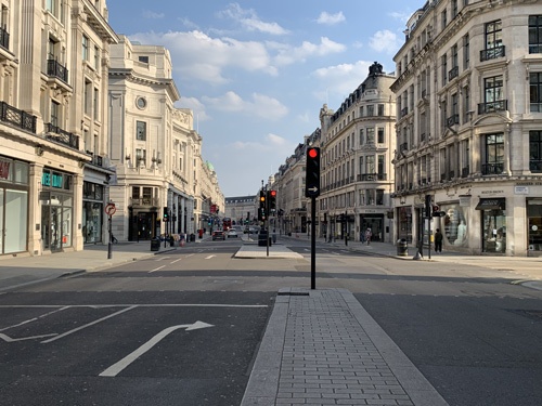 H＆MやZARAが出店する英ロンドン中心部のリージェント・ストリート。4月下旬、ほぼすべての店舗が営業禁止となり静まり返っていた