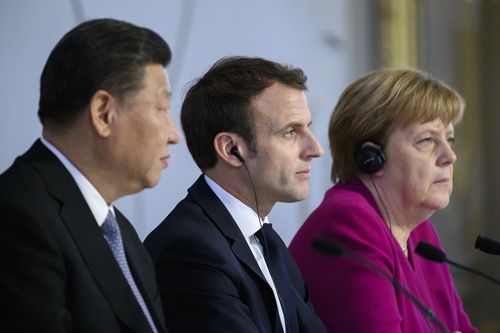 2019年3月にフランスで会談した仏マクロン大統領と独メルケル首相、中国の習近平国家主席（写真：Abaca/アフロ）