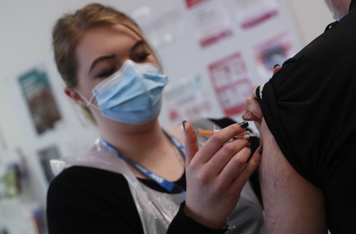 英国では2850万回分の英アストラゼネカ製ワクチンが接種されている。一般的な冷蔵庫で保管でき、米ファイザー製などより運搬や保管が容易なうえに安価であるため、途上国も含めた多くの国で接種されている。(写真:AP/アフロ)
