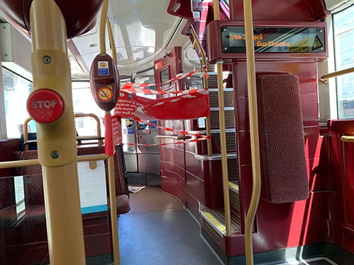 ロンドンの公共バスでは乗客が近づかないように、運転席がテープで封鎖されている