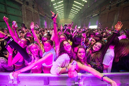 英政府は4月末、大規模イベントの安全性を調べる実験として、リバプールで約3000人が密集するダンスパーティーを開催した（写真：Anthony Devlin / Getty Images）
