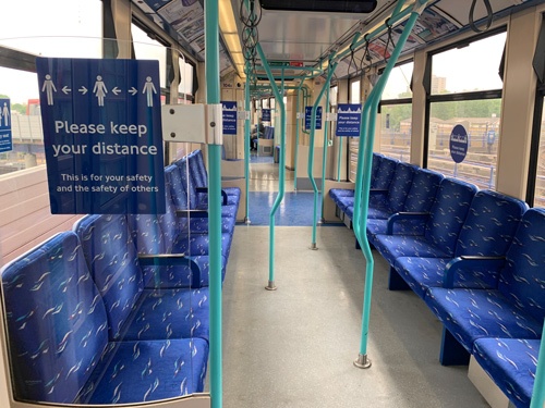 6月8日の英ロンドン中心部の電車では、20ほどの座席がある車両に1人しか乗車していなかった。人同士の距離を取ることを促すサインがあちこちに貼られている