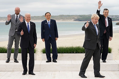 主要7カ国首脳会議（G7サミット）の写真撮影に参加した菅義偉首相（写真中央）。初参加のためか表情は硬い場面が多かった（写真：代表撮影/ロイター/アフロ）