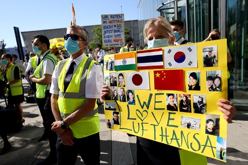 独ルフトハンザ航空の従業員は、人員削減の計画に抗議する集会を開いた(写真:ロイター/アフロ)