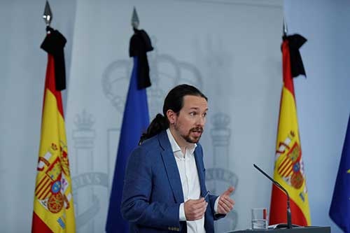 スペインのベーシックインカムについて説明する第2副首相のパブロ・イグレシアス氏。急進左派ポデモス党首で、ベーシックインカムの導入を訴えてきた(写真:代表撮影/Agencia EFE/アフロ)