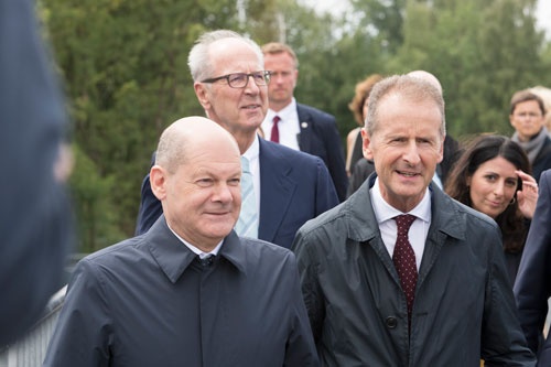 7月7日、フォルクスワーゲンのザルツギッター工場でドイツのショルツ首相を案内する同社のディース最高経営責任者（CEO）。このわずか2週間後にCEO職の解任が発表される （写真：Mari Kusakari）