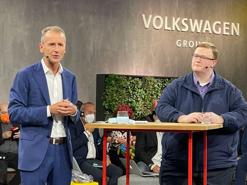 21年9月のドイツ・ミュンヘン国際自動車ショーで、VWのディースCEOは記者と対話形式のイベントを開催した