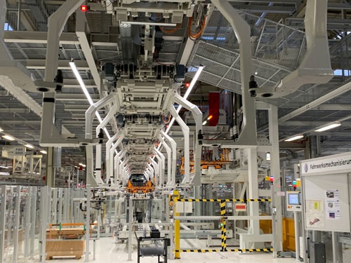 2019年11月のツウィッカウ工場。工場内は静かで、EVの生産台数は非常に少なかった。車両運搬機械が空のまま動いていた