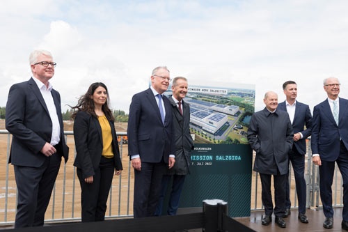 独フォルクスワーゲン（VW）がドイツ北部のザルツギッターで開催した電池工場の定礎式。ショルツ独首相（右から3人目）がイベントに出席し、官民一体で電池産業を育てる姿勢を示した（写真：Mari Kusakari）