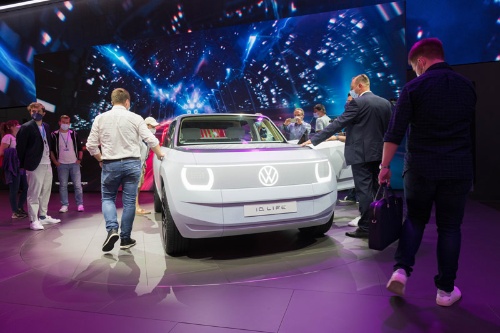 独ミュンヘン国際モーターショーで、フォルクスワーゲンの新型EV「ID.ライフ」に集まる来場者たち(写真:Mari Kusakari)