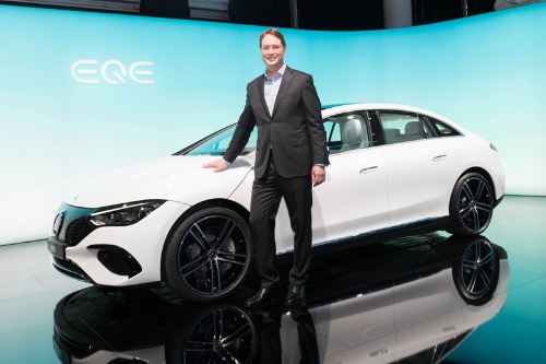 ダイムラーのオラ・ケレニウス社長と新型EV「EQE」のコンセプト車(写真:Mari Kusakari)