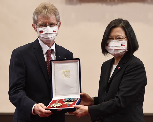 チェコのビストルチル上院議長は台湾を訪問し、蔡英文（ツァイ・インウェン）総統と面会した（写真：CTK Photobank/アフロ）