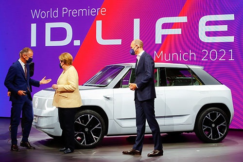 ドイツのメルケル首相は7日、ミュンヘンの国際自動車ショーを訪問し、ドイツメーカーの電気自動車をアピールした。(写真:ロイター/アフロ)