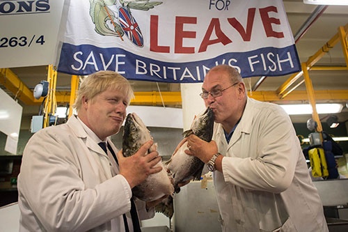 16年6月の英国のEU離脱を問う国民投票の前に、ジョンソン氏(写真左)は様々な離脱キャンペーンを展開した(写真:Press Association/アフロ)