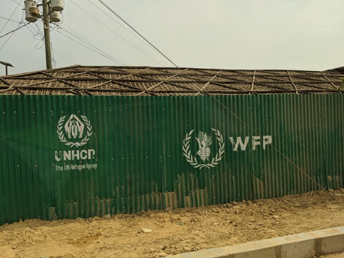 ロヒンギャ難民のキャンプにあるWFPのロゴ